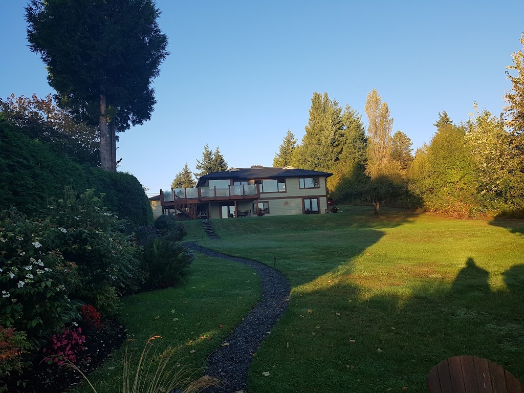 Courtenay Beach House | 3541 Beachwood Rd, Courtenay, BC V9N 9T7, Canada | Phone: (604) 813-9440
