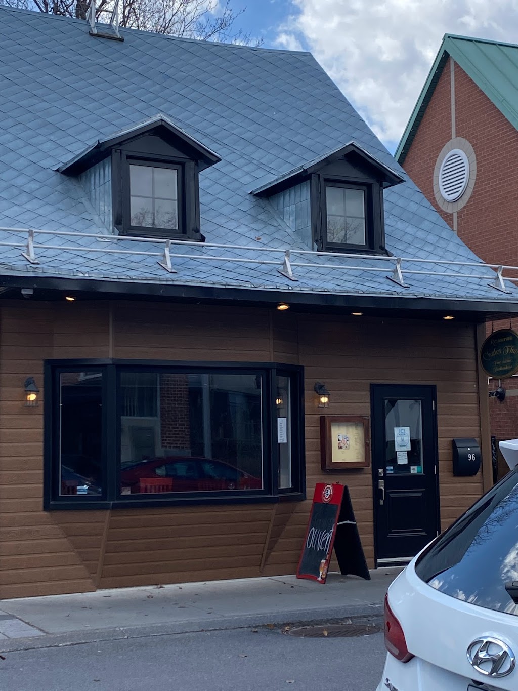 Chalet Thaï | 96 Rue Ste Anne, Sainte-Anne-de-Bellevue, QC H9X 1L8, Canada | Phone: (514) 457-8111