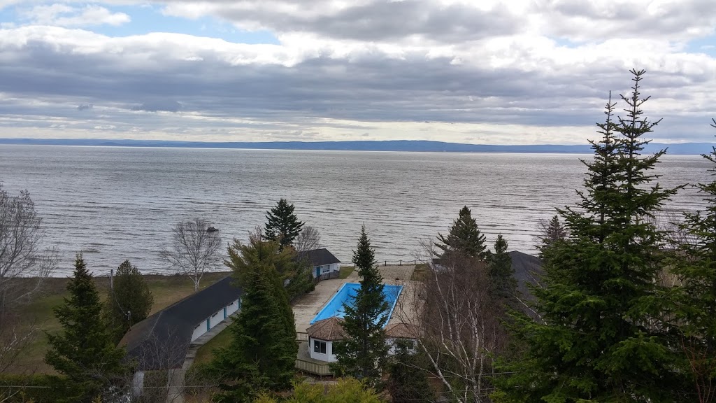 Hotel Motel La Roche Pleureuse | 2901 Chemin des Coudriers, La Baleine, QC G0A 2A0, Canada | Phone: (418) 438-2734