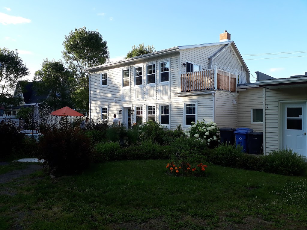 Le Gîte de la Vieille Caisse | 1281 Rue Principale, Saint-Étienne-des-Grès, QC G9C 1M2, Canada | Phone: (819) 655-0327