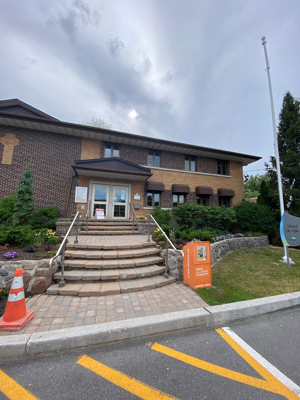 City Hall of Notre-Dame-de-l’Île-Perrot | 21 Rue de lÉglise, Notre-Dame-de-lÎle-Perrot, QC J7V 8P4, Canada | Phone: (514) 453-4128