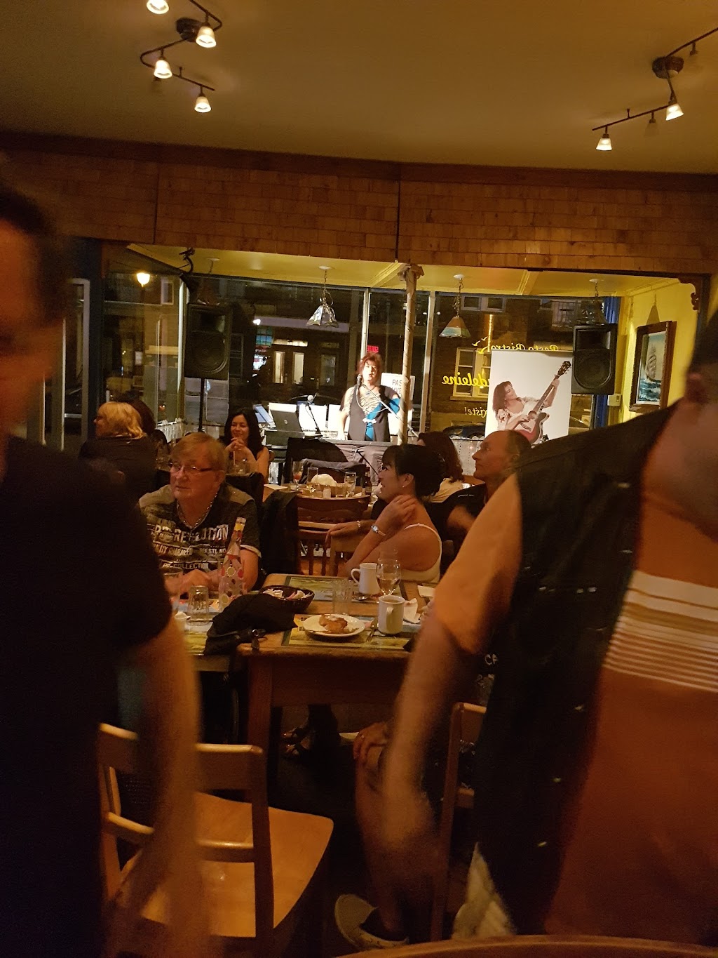 Restaurant Les Îles en Ville | 5335 Rue Wellington, Montréal, QC H4H 1N3, Canada | Phone: (514) 544-0854