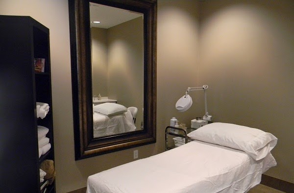 A Perfect Pinky | 15450 Yonge St, Aurora, ON L4G 0K1, Canada | Phone: (905) 713-1814