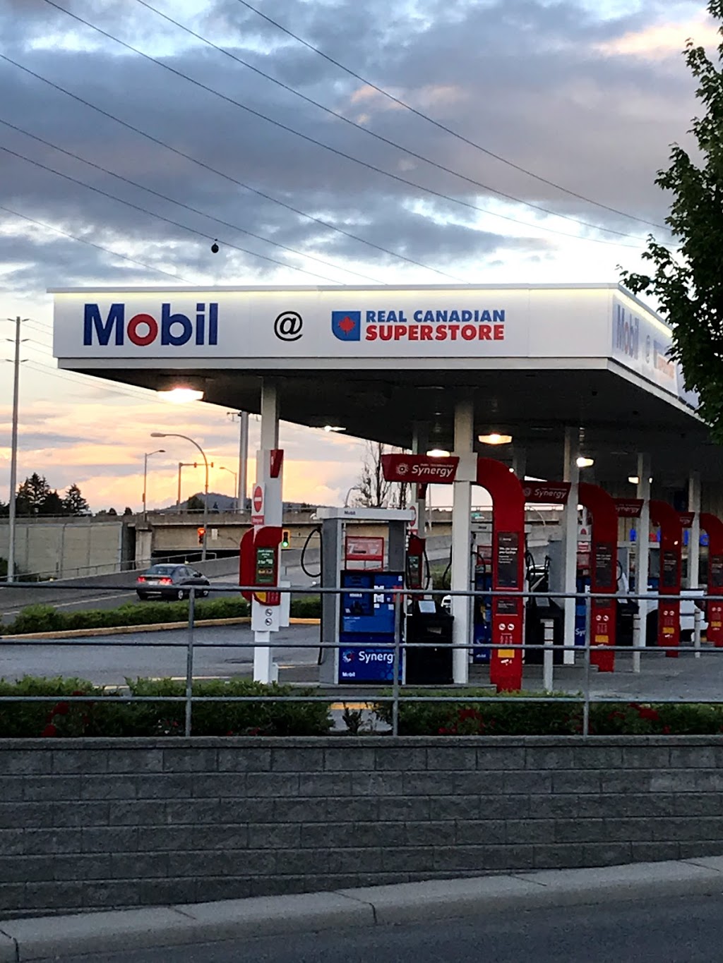 Mobil | 19800 Lougheed Hwy, Pitt Meadows, BC V3Y 2W1, Canada | Phone: (604) 460-4337