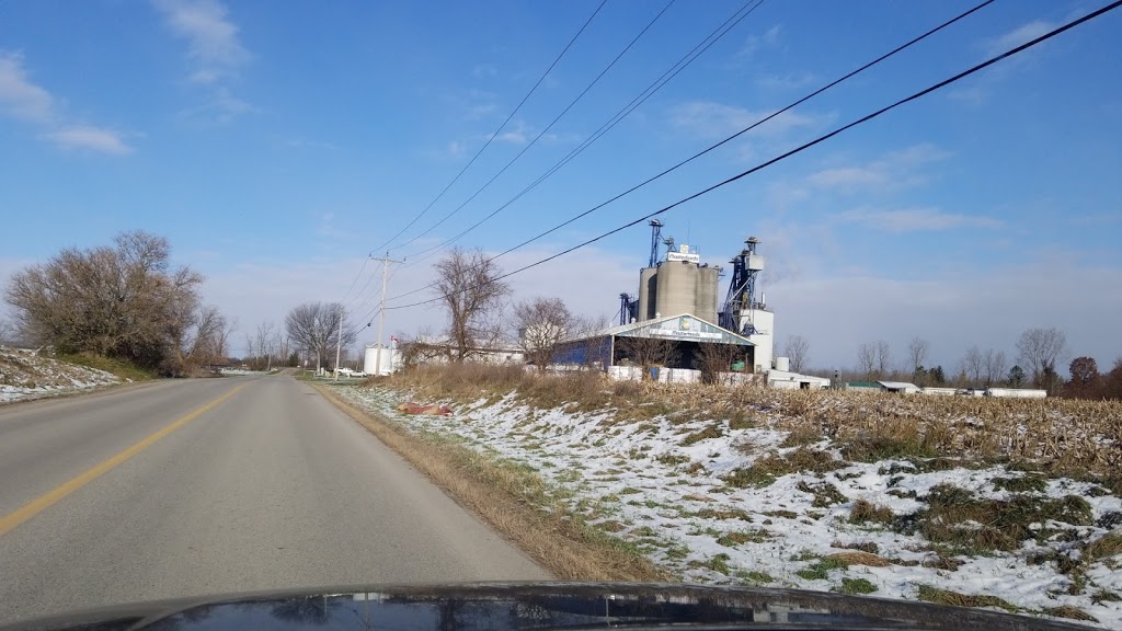 Hoskin Feed & Country Store | 171 Railway Ave, Komoka, London, ON N0L, Canada | Phone: (519) 657-1744