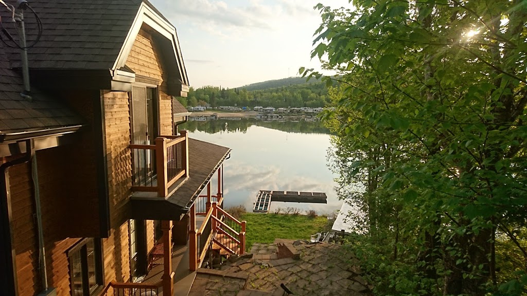 Chalet Villa de la Salle | 2039 Chemin du Lac Sept Îles, Saint-Raymond, QC G3L 2S3, Canada | Phone: (581) 702-0624