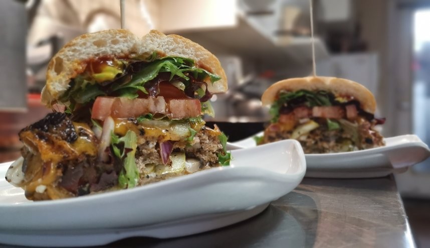 Luckys Barbecue House | 5645 Wharf Ave, Sechelt, BC V0N 3A0, Canada | Phone: (604) 885-8846
