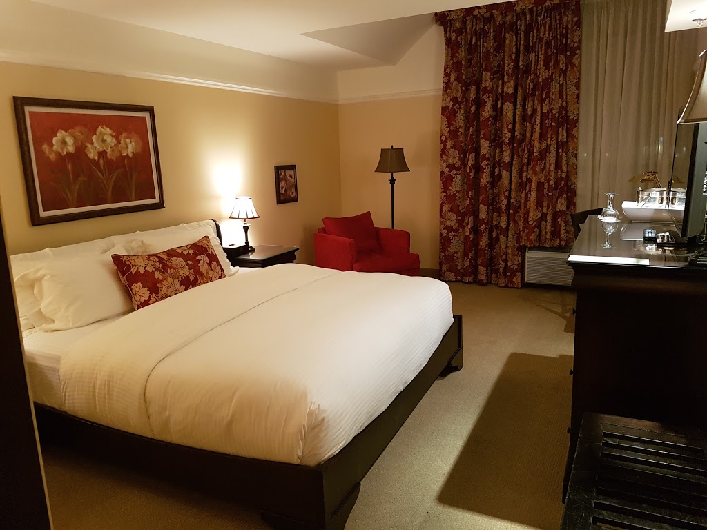 Le St-Martin Bromont Hôtel & Suites | 111 Boul. du Carrefour, Bromont, QC J2L 3L1, Canada | Phone: (866) 355-0044