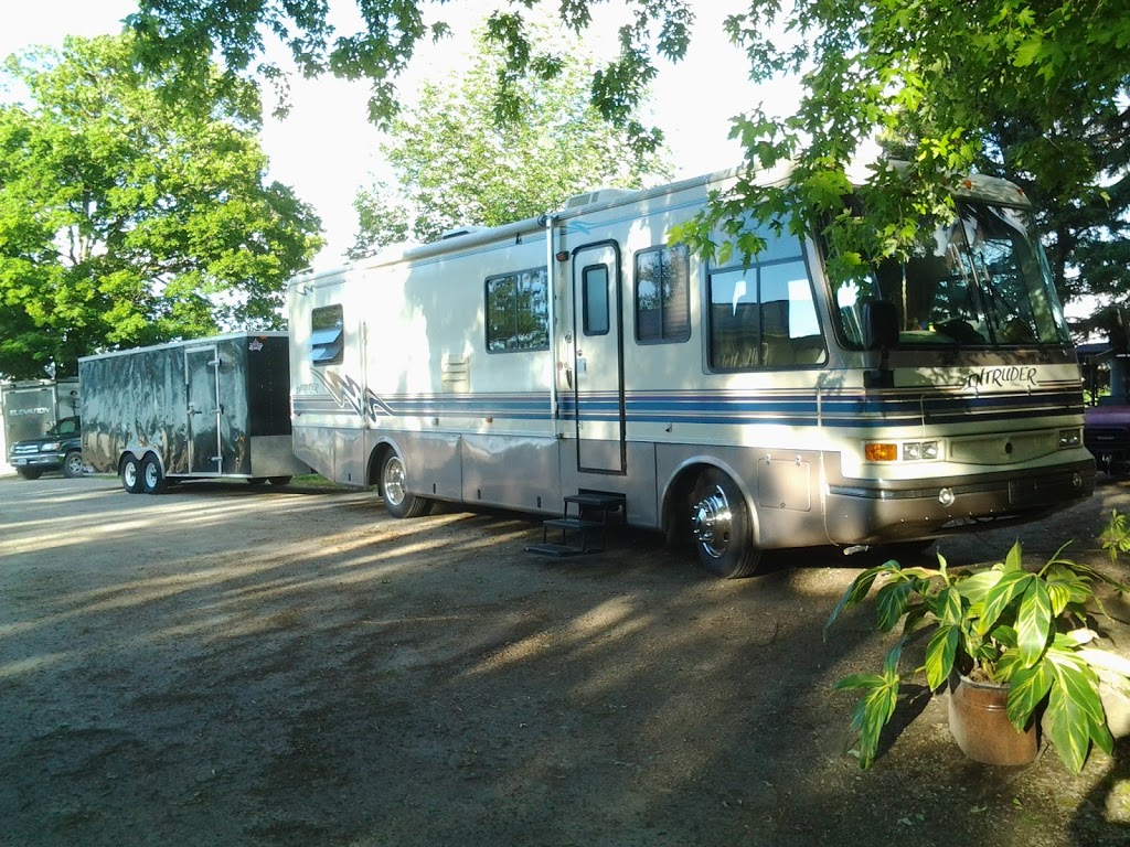 Bos W & K | 38118 Hawkins Rd, Auburn, ON N0M 1E0, Canada | Phone: (519) 529-3526