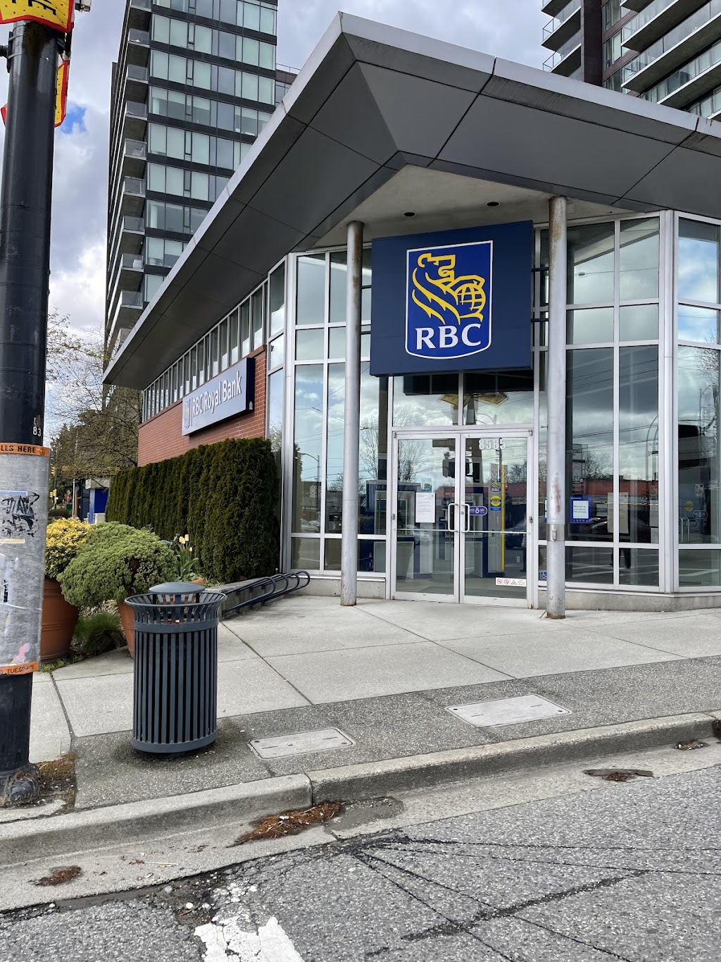 RBC Royal Bank | 8585 Granville St, Vancouver, BC V6P 4Z9, Canada | Phone: (604) 665-0500