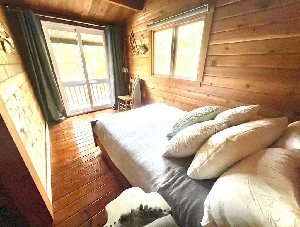 Chalet l’Escapade des cèdres | 17 Chem. des Écureuils, Val-des-Monts, QC J8N 1J2, Canada | Phone: (613) 203-5113