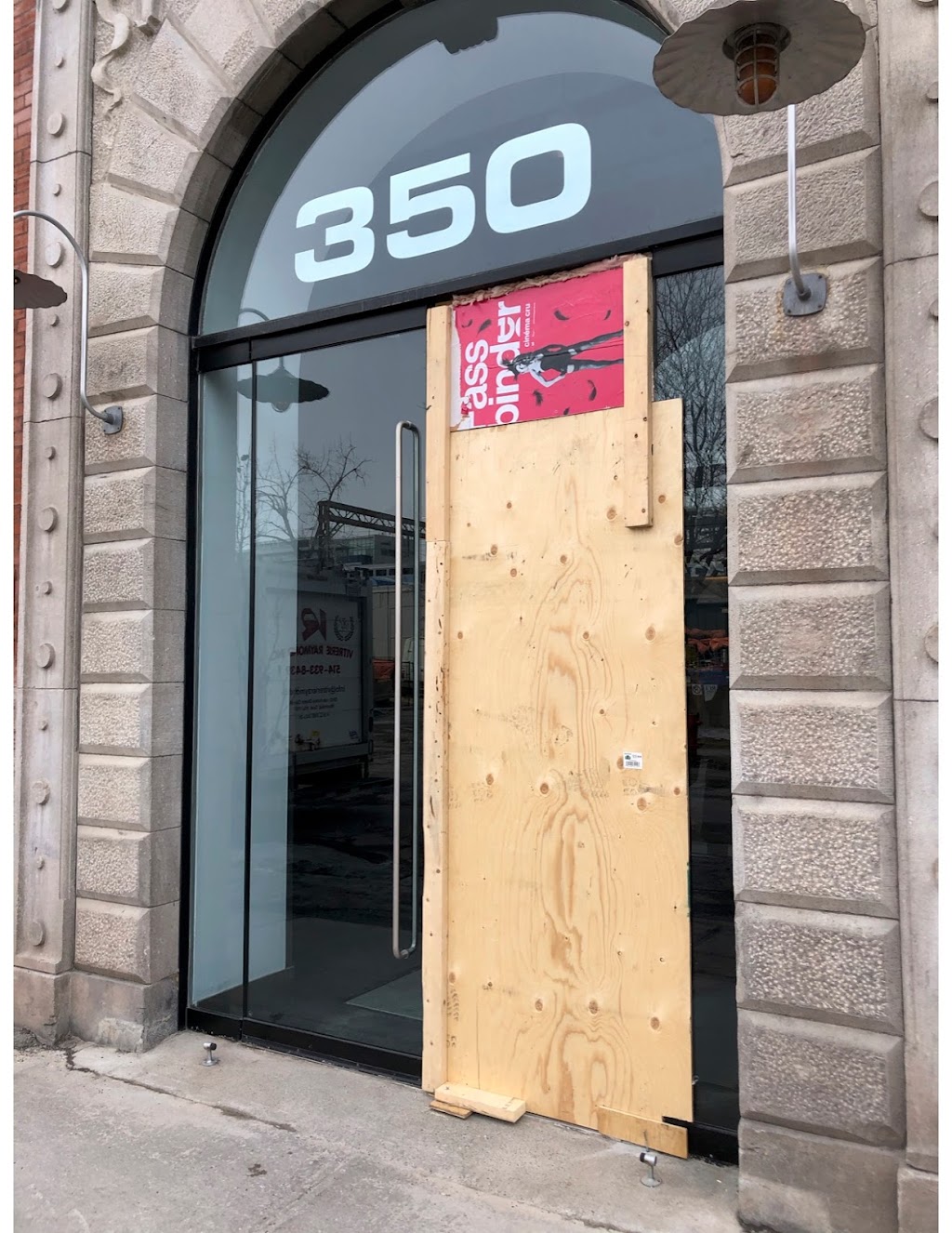 Vitrerie Raymond Inc | 2642 R. Notre Dame O, Montréal, QC H3J 1N7, Canada | Phone: (514) 933-8439