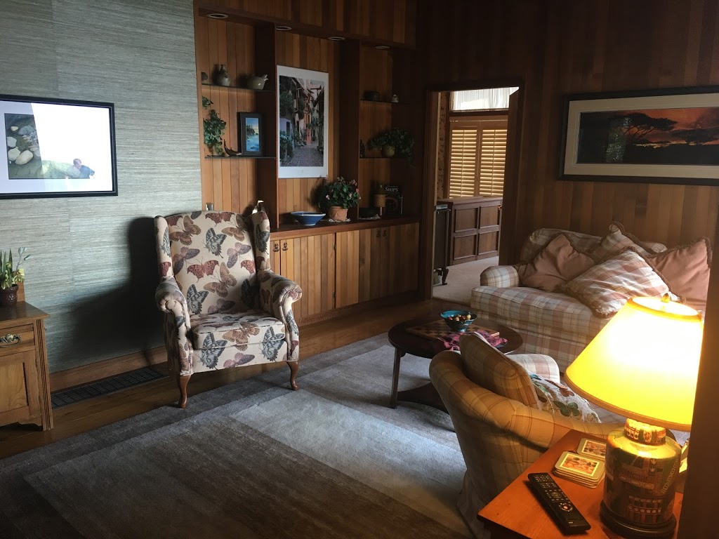 North Saanich Oceanside Lodge - EMR Vacation Rentals | 279 Coal Point Ln, North Saanich, BC V8L 5P1, Canada | Phone: (250) 483-6790