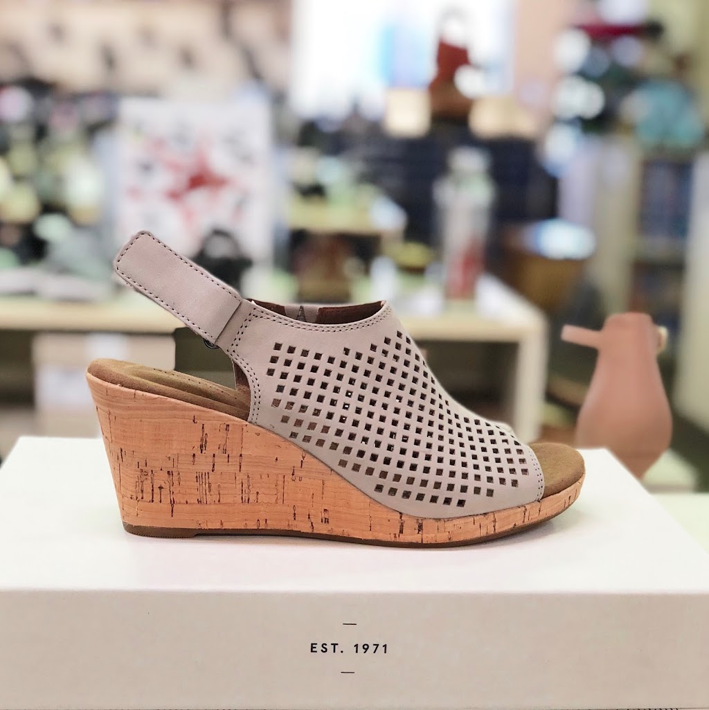 Factory Shoe Outlet/Emille Shoes Ltd | 2394 Fairview St, Burlington, ON L7R 2E4, Canada | Phone: (905) 632-9688