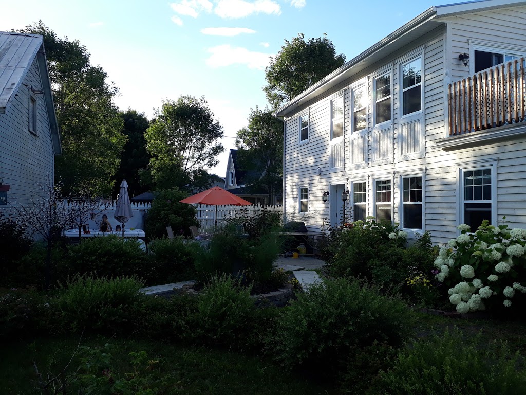 Le Gîte de la Vieille Caisse | 1281 Rue Principale, Saint-Étienne-des-Grès, QC G9C 1M2, Canada | Phone: (819) 655-0327