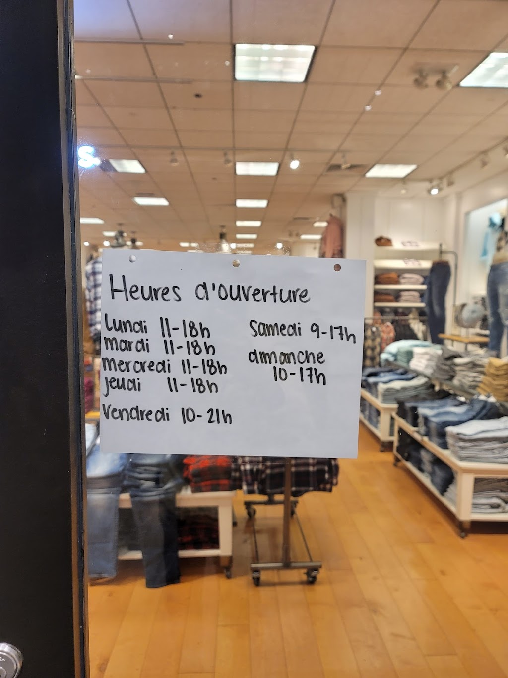 American Eagle Store | 6815 Route Transcanadienne Unit B008c, Pointe-Claire, QC H9R 1C4, Canada | Phone: (514) 428-5597
