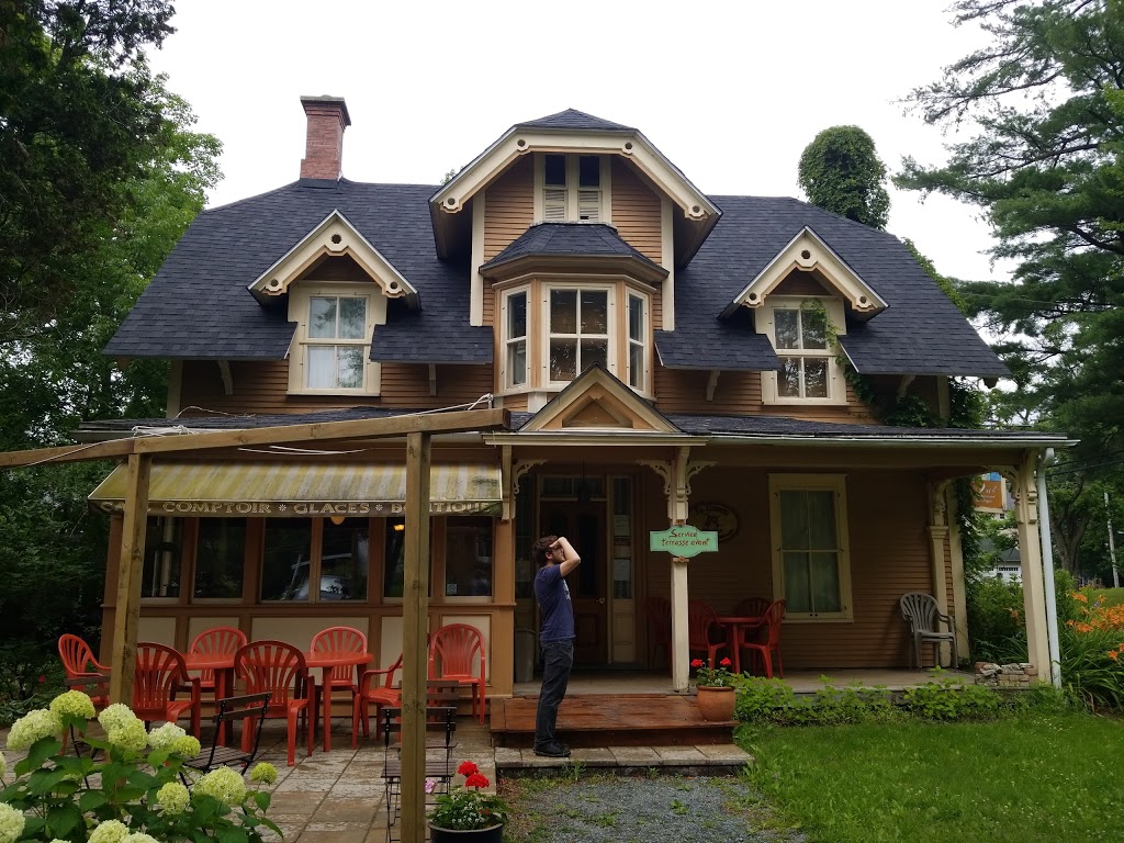Restaurant La Desserte | 224 Rue du Collège S, Richmond, QC J0B, Canada | Phone: (819) 826-1862