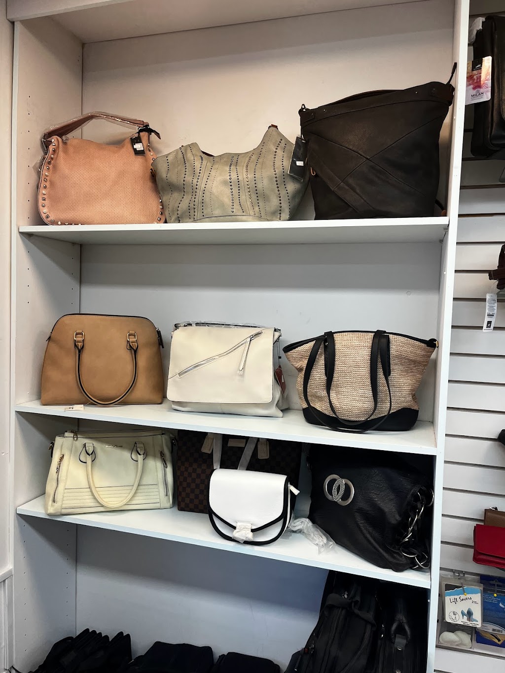 Cordonnerie St-Bruno | 1382 Rue de Montarville, Saint-Bruno-de-Montarville, QC J3V 3T5, Canada | Phone: (450) 482-6011