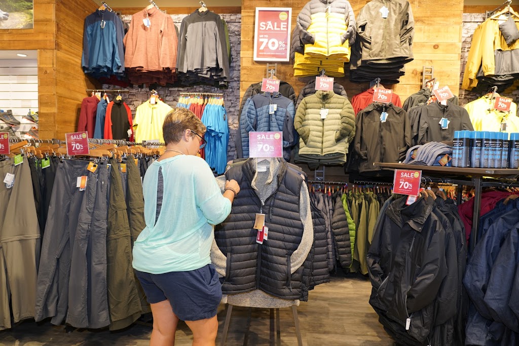 Mountain Warehouse | Shopping Centre, 419 King St W Unit 4070, Oshawa, ON L1J 2K5, Canada | Phone: (365) 442-0374