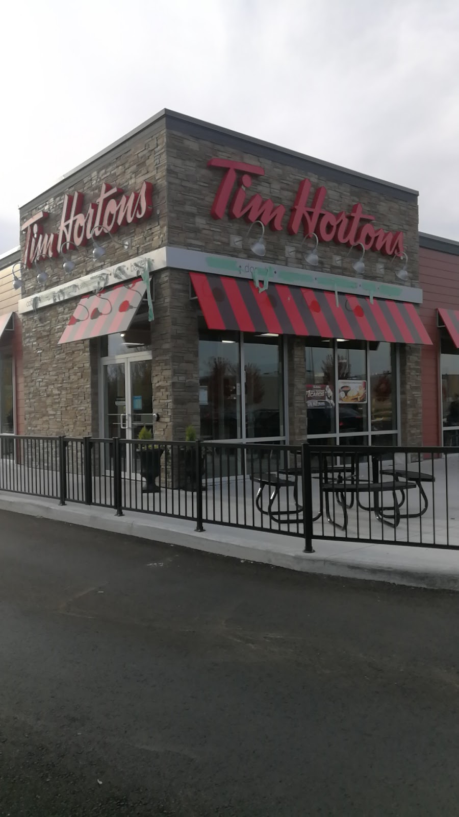 Tim Hortons | 88 Broadway Ave, Russell, ON K4R 1A1, Canada | Phone: (613) 445-3434