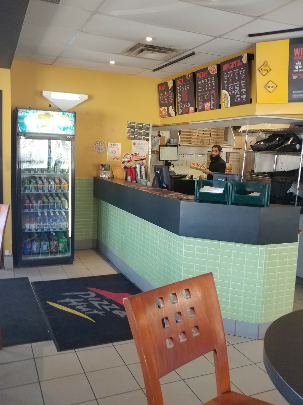 Pizza Hut | 526 Montreal Rd, Vanier, ON K1K 0T9, Canada | Phone: (613) 714-4460