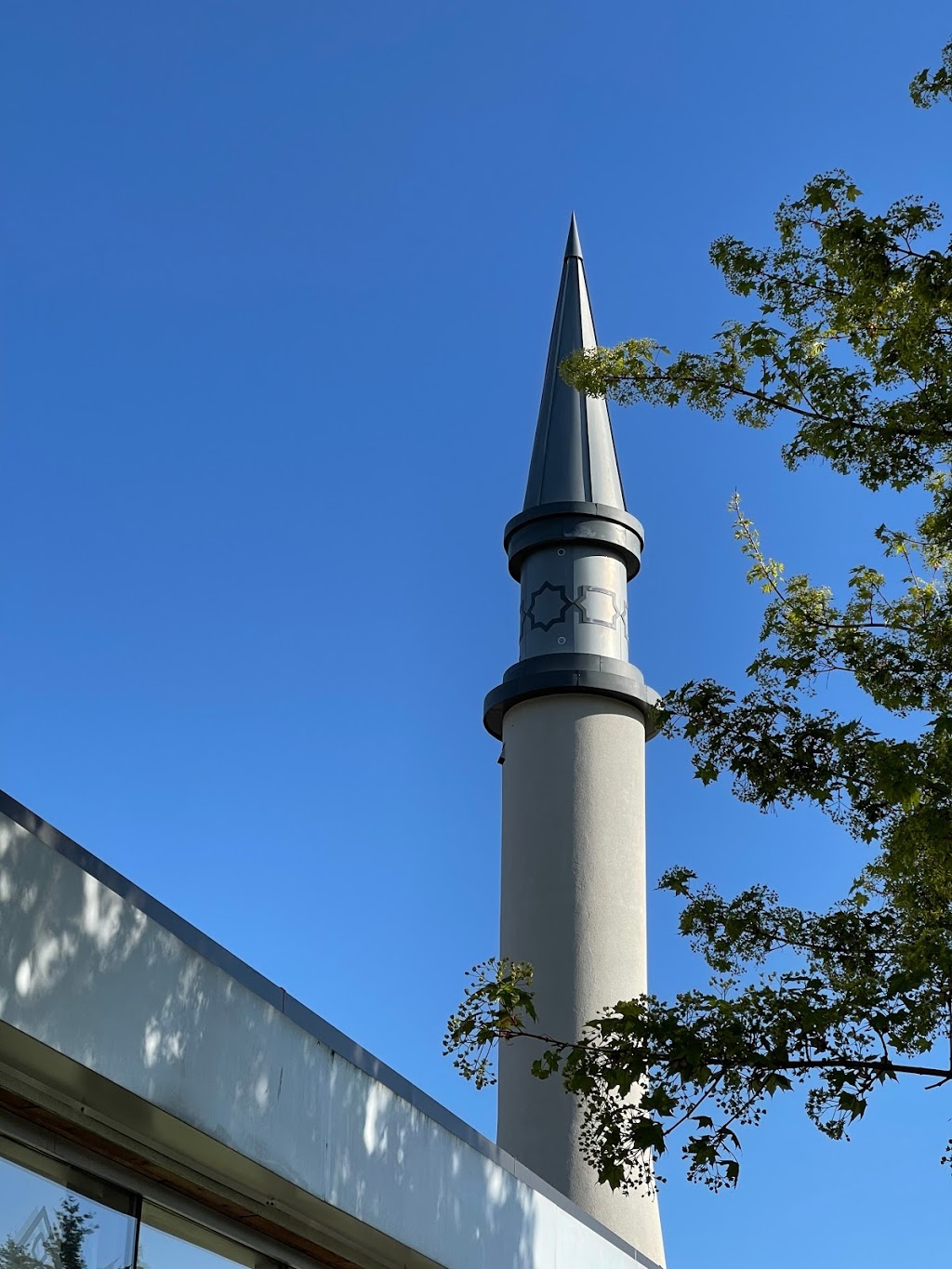 Masjid Ar-Rahman مسجد الرحمن | 1398 15th St W, North Vancouver, BC V7P 1N2, Canada | Phone: (604) 929-0800