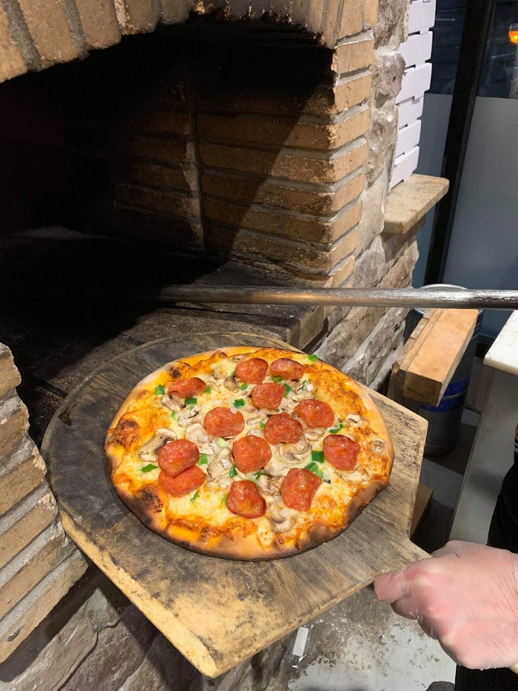 Wood Craft Pizza & Bar Tilbury | 71 Queen St N, Tilbury, ON N0P 2L0, Canada | Phone: (519) 607-0507