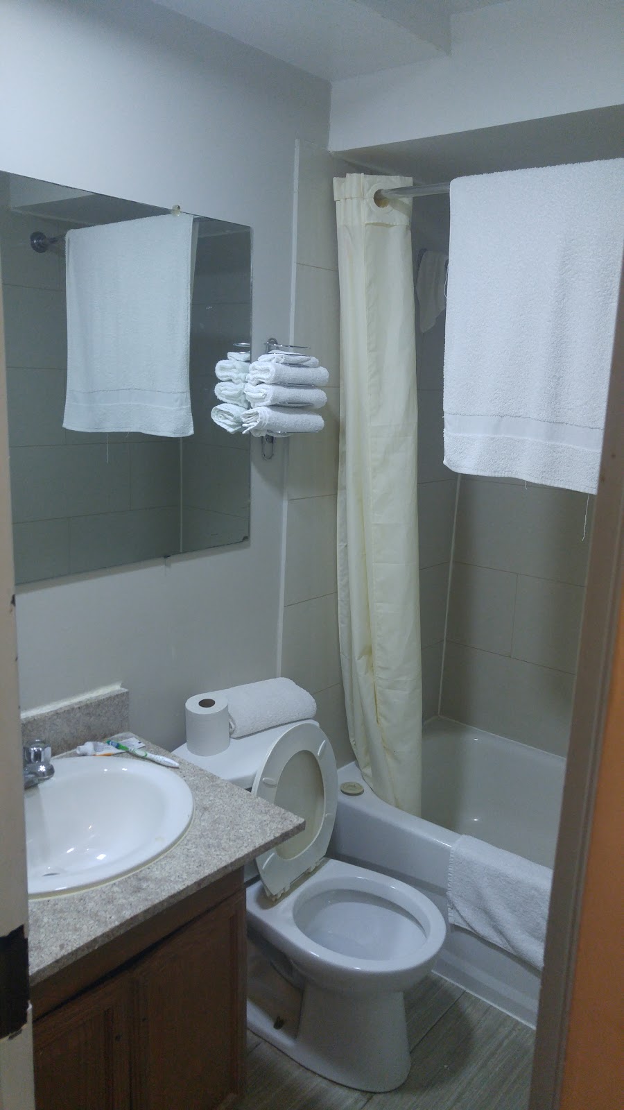 Queensway Motel | 638 The Queensway, Etobicoke, ON M8Y 1K5, Canada | Phone: (416) 252-5821