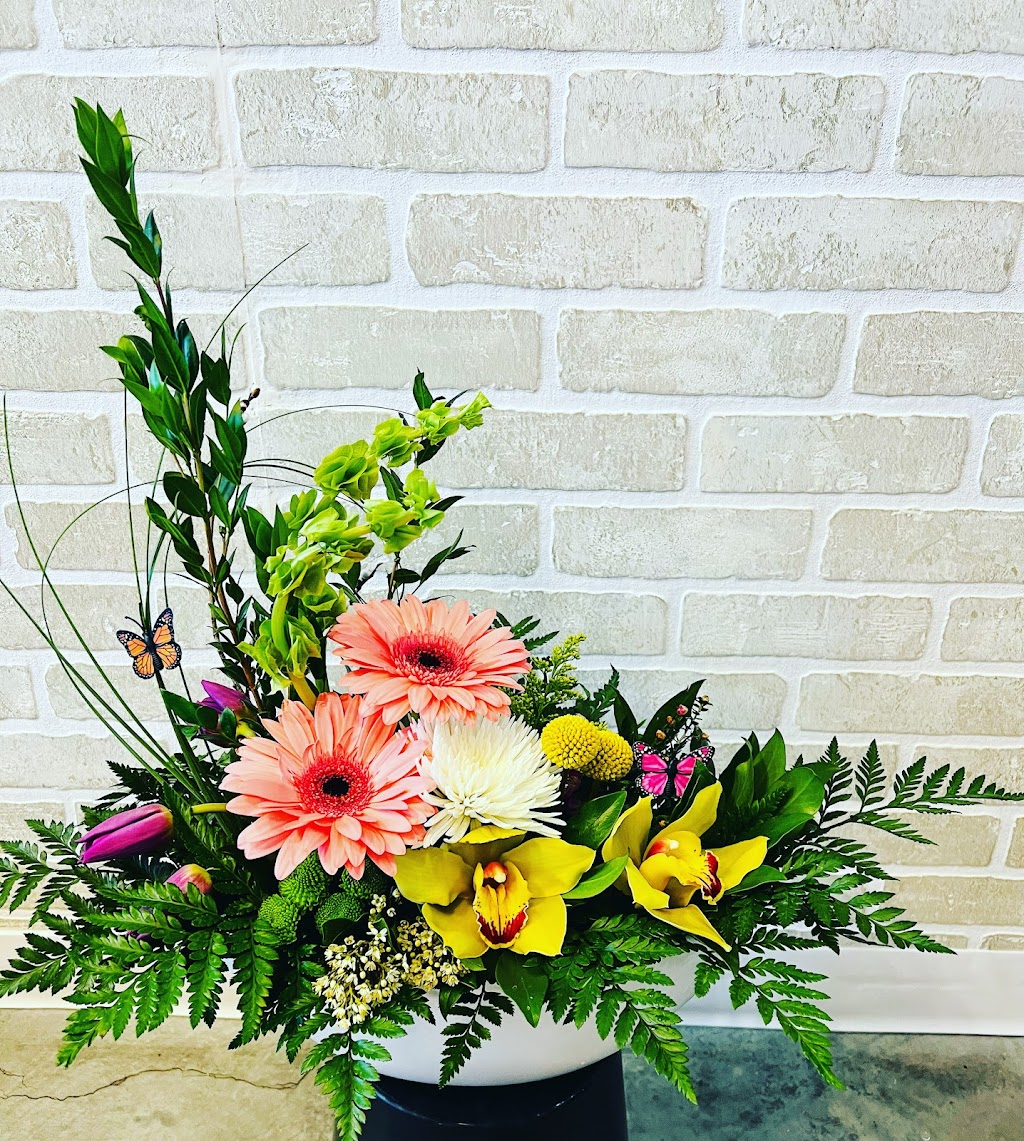 Hypnotic Bloom Spruce Grove | 1 Hawthorne Gate #106, Spruce Grove, AB T7X 0A6, Canada | Phone: (587) 461-2414