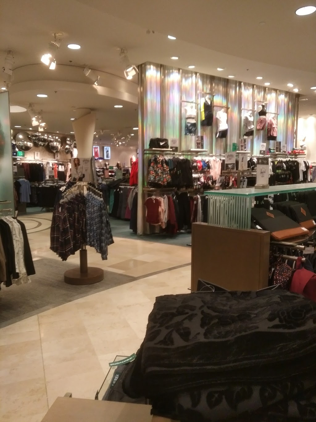 La Maison Simons | 3050 Boul de Portland, Sherbrooke, QC J1L 1K1, Canada | Phone: (819) 829-1840