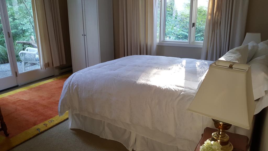 Woodstone Manor | 743 Georgeson Bay Rd, Galiano Island, BC V0N 1P0, Canada | Phone: (604) 374-0192