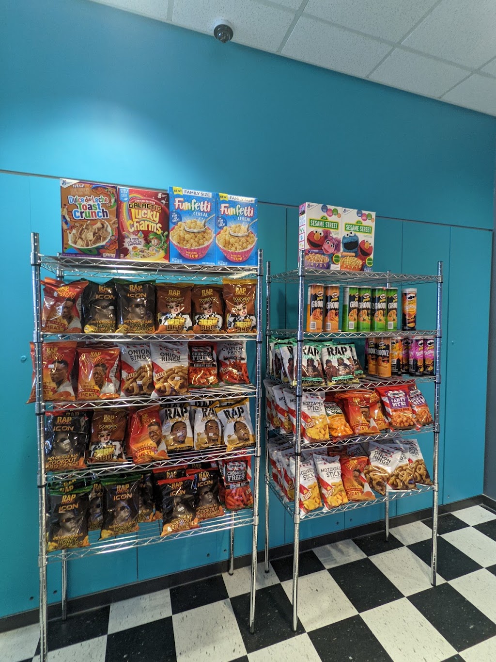 Munchie Planet | 2951 Green Rd #112, Duncan, BC V9L 0B8, Canada | Phone: (250) 597-3009