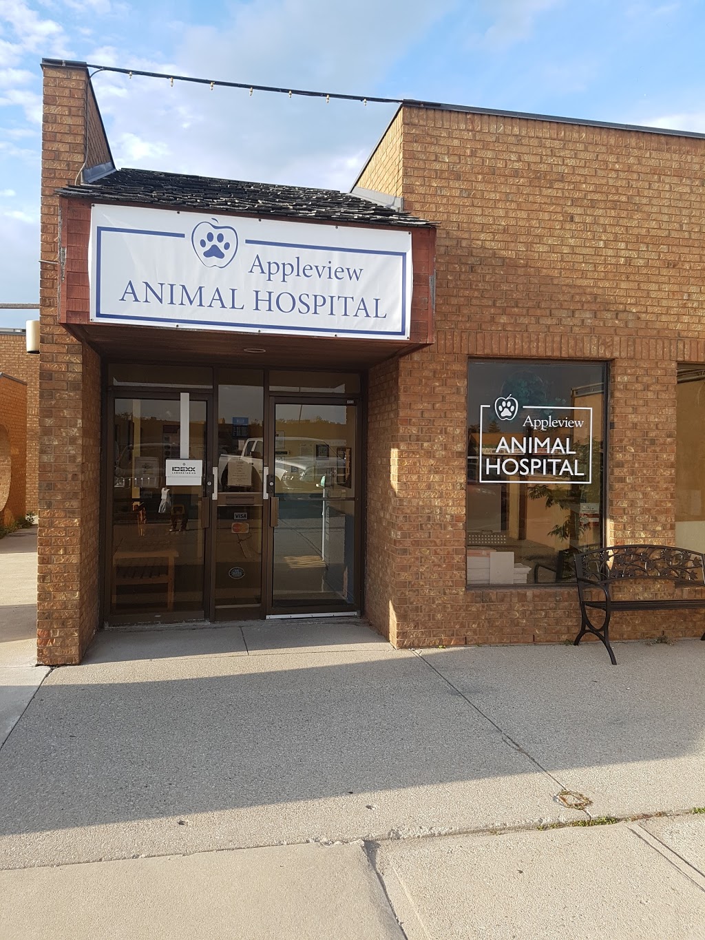 Appleview Animal Hospital | 4490 Fairview St, Burlington, ON L7L 5P9, Canada | Phone: (905) 681-0401