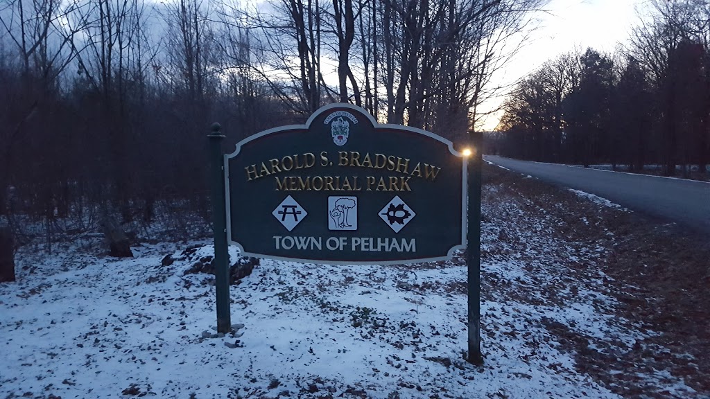 Harold S Bradshaw Memorial Park | 510-590 Chantler Rd, Welland, ON L3B 5N8, Canada
