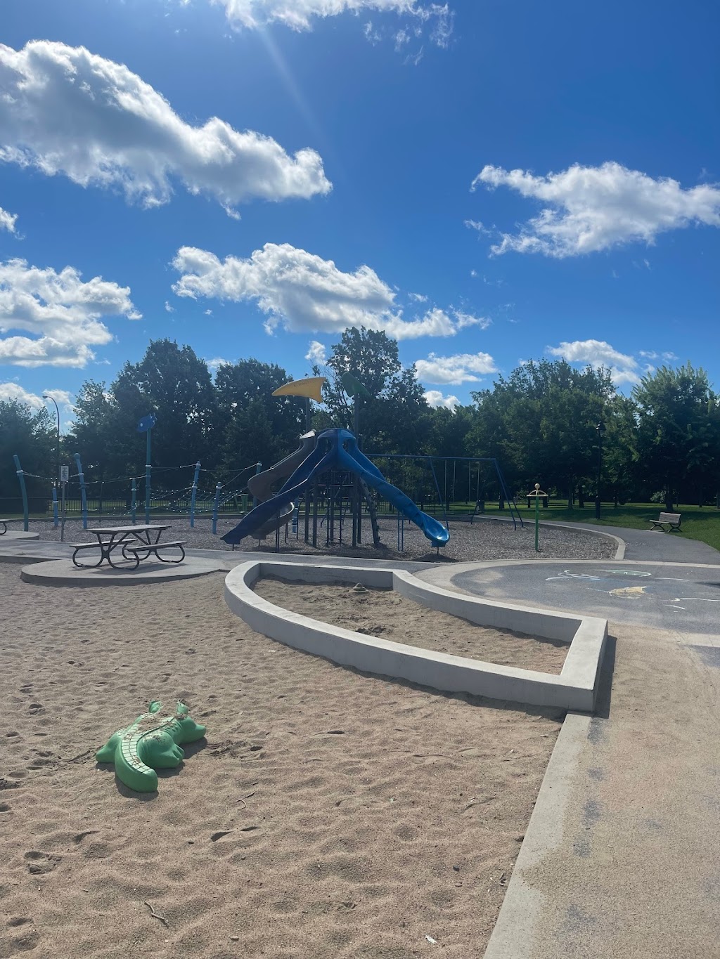 Parc L.-O.-Taillon Paul-Émile Sauvageau swimming pool | 9200 Rue Notre Dame E, Montréal, QC H1L 3N5, Canada | Phone: (514) 872-1126