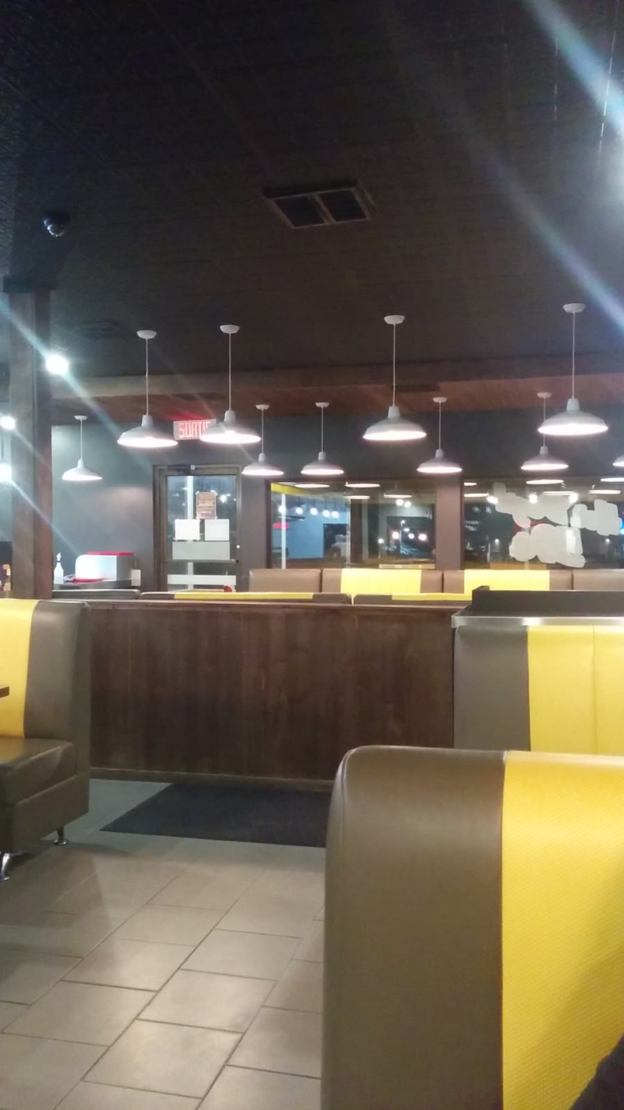 Restaurant La Belle Province | 1721 QC-132, Varennes, QC J3X 1P7, Canada | Phone: (450) 929-2111