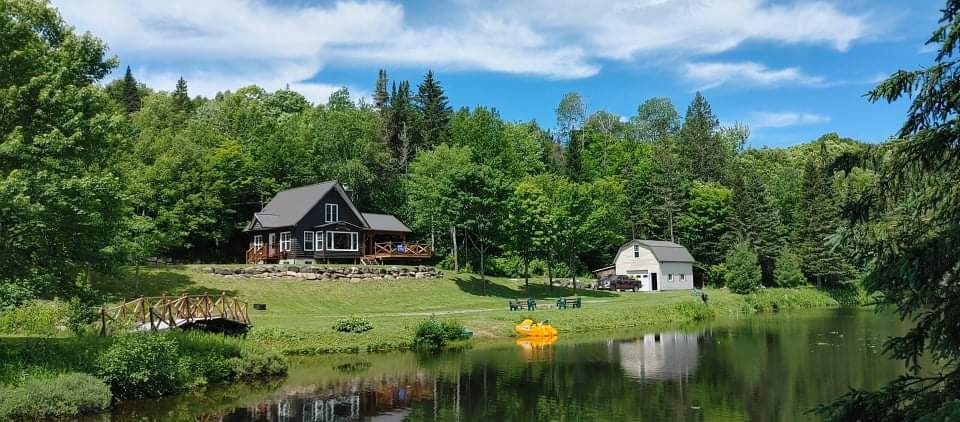 Chalet rustique avec lac privé | 529 Rte de Saint-Achillée, Château-Richer, QC G0A 1N0, Canada | Phone: (418) 956-3882
