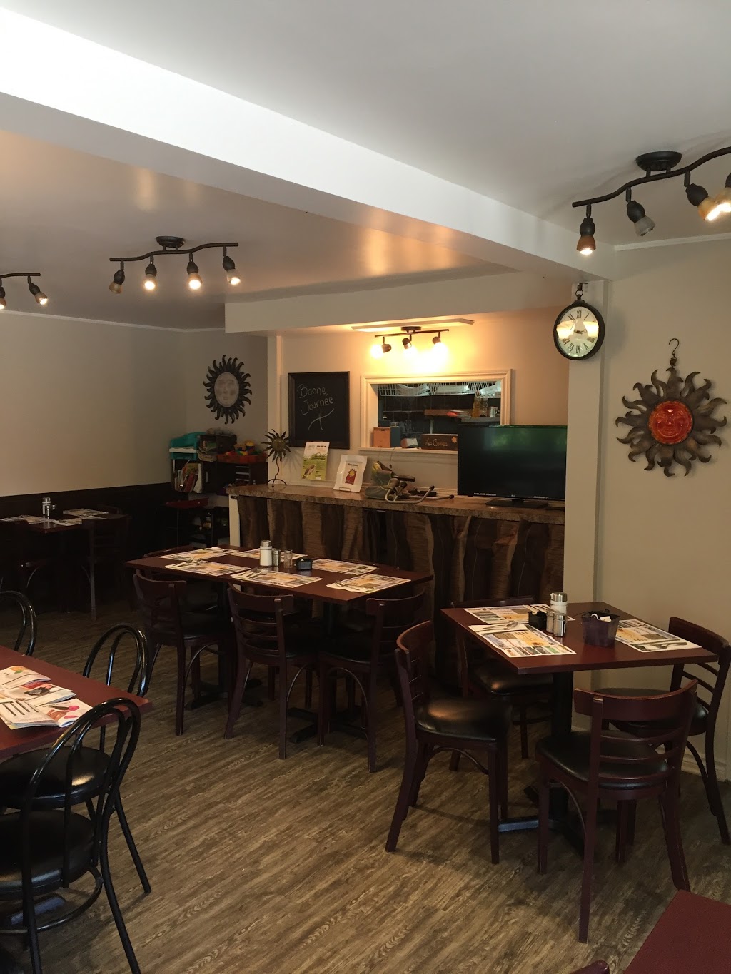 Restaurant Les Cousines Enr | 512 Rue Sainte Élisabeth, Saint-Hugues, QC J0H 1N0, Canada | Phone: (450) 794-2525