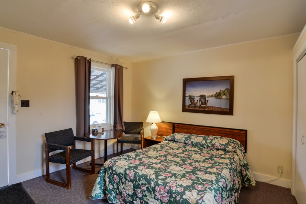Oakwood Motel | 1060 Muskoka Rd S, Gravenhurst, ON P1P 1K6, Canada | Phone: (705) 687-4224