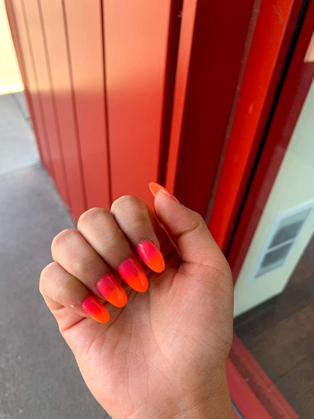 Deloux Nail Salon | 1024 Upper Wentworth St, Hamilton, ON L9A 4V9, Canada | Phone: (905) 574-8575