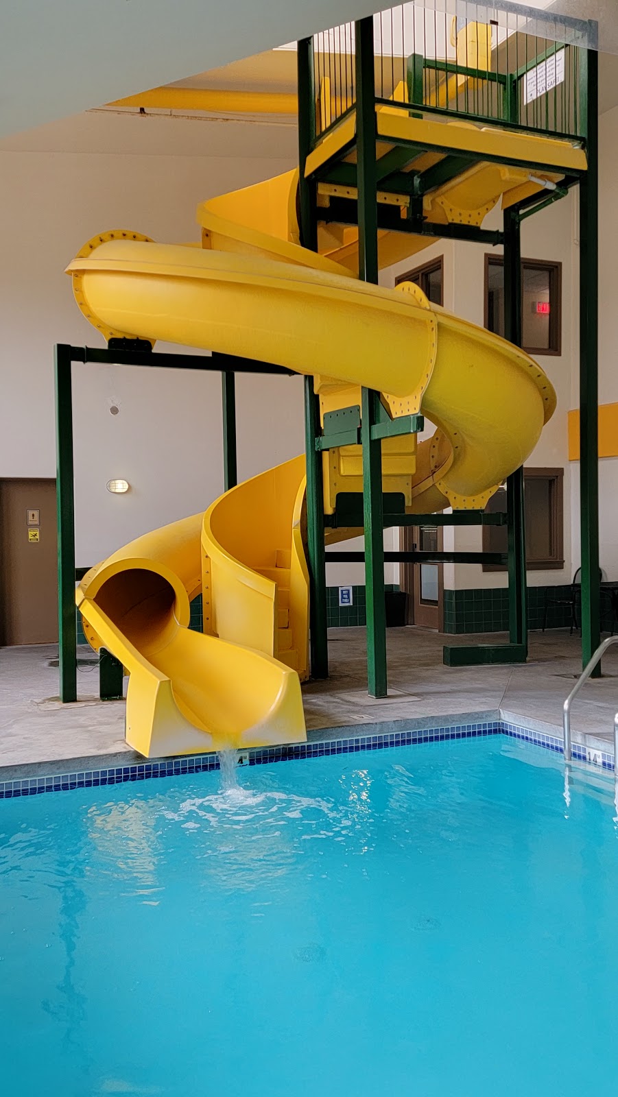 Mountain Retreat Hotel & Suites | 38922 Progress Way, Squamish, BC V8B 0K5, Canada | Phone: (604) 815-0883