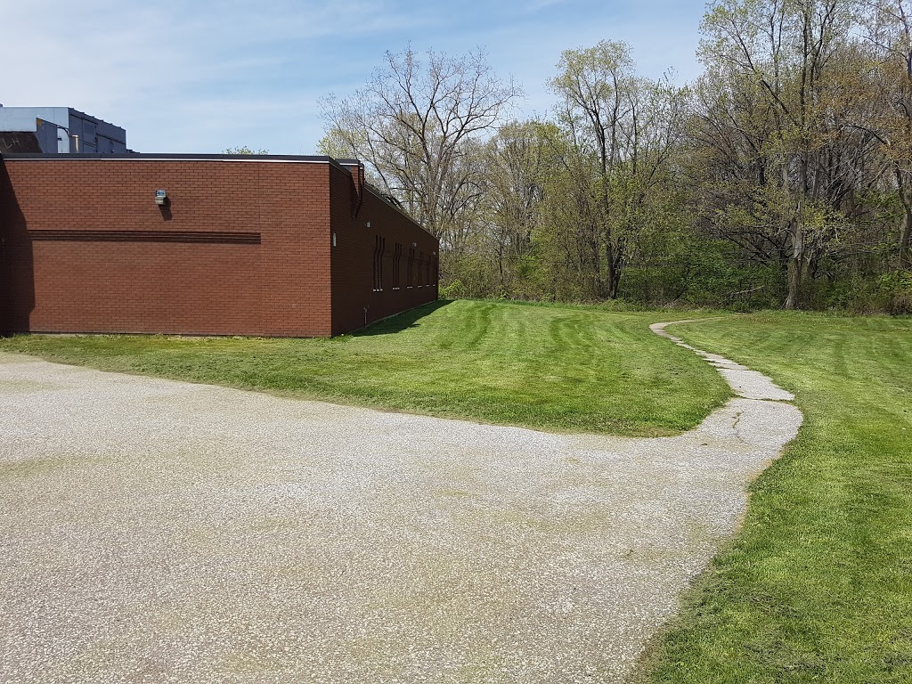 École élémentaire Louise-Charron | 2520 Cabana Rd W, Windsor, ON N9G 1E5, Canada | Phone: (226) 315-1878