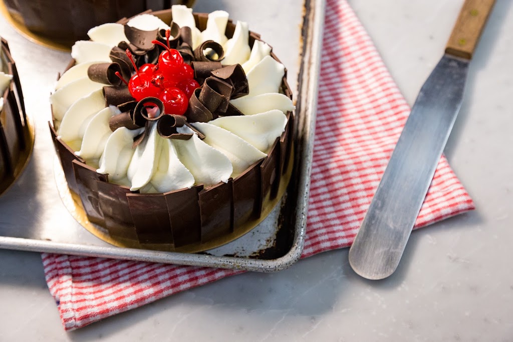 Pâtisserie Aveline | 88 Rue du Roi, Sorel-Tracy, QC J3P 4M8, Canada | Phone: (450) 743-6925