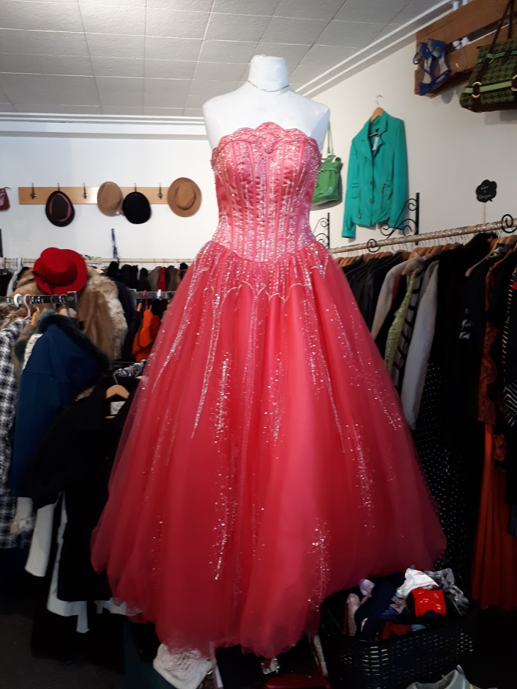 Les Trouvailles du Coin | 885 Rue Saint-Alphonse N, Thetford Mines, QC G6G 3X6, Canada | Phone: (418) 338-9200