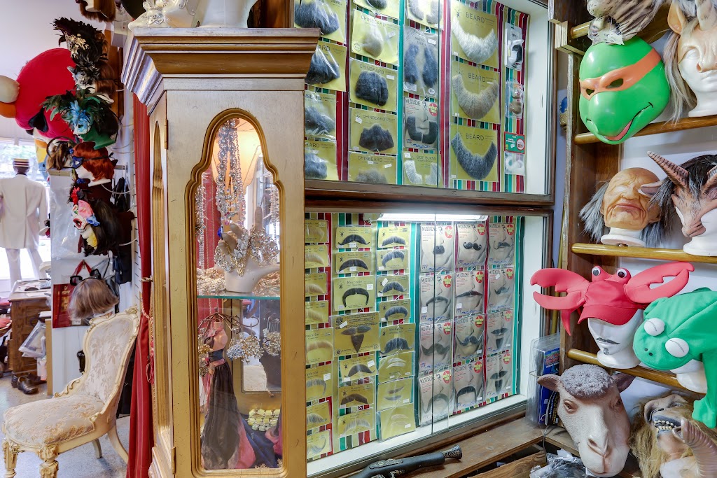 Joseph Ponton Costumes | 4846 Rue Sainte-Catherine E, Montréal, QC H1V 1Z6, Canada | Phone: (514) 849-3238