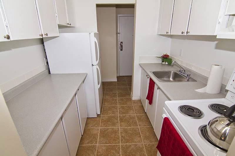 860 Blackthorne Apartments - CLV Group | 860 Blackthorne Ave, Ottawa, ON K1K 3Y7, Canada | Phone: (613) 518-1095