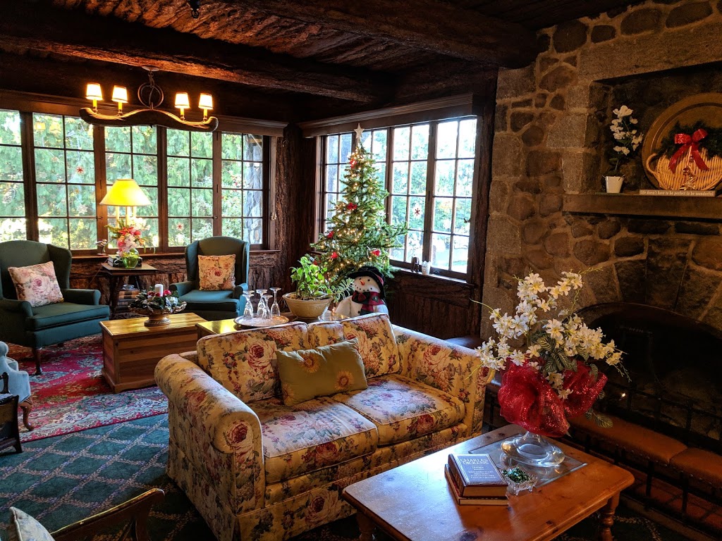 The Latch Inn and Restaurant | 2328 Harbour Rd, Sidney, BC V8L 2P8, Canada | Phone: (250) 656-4015