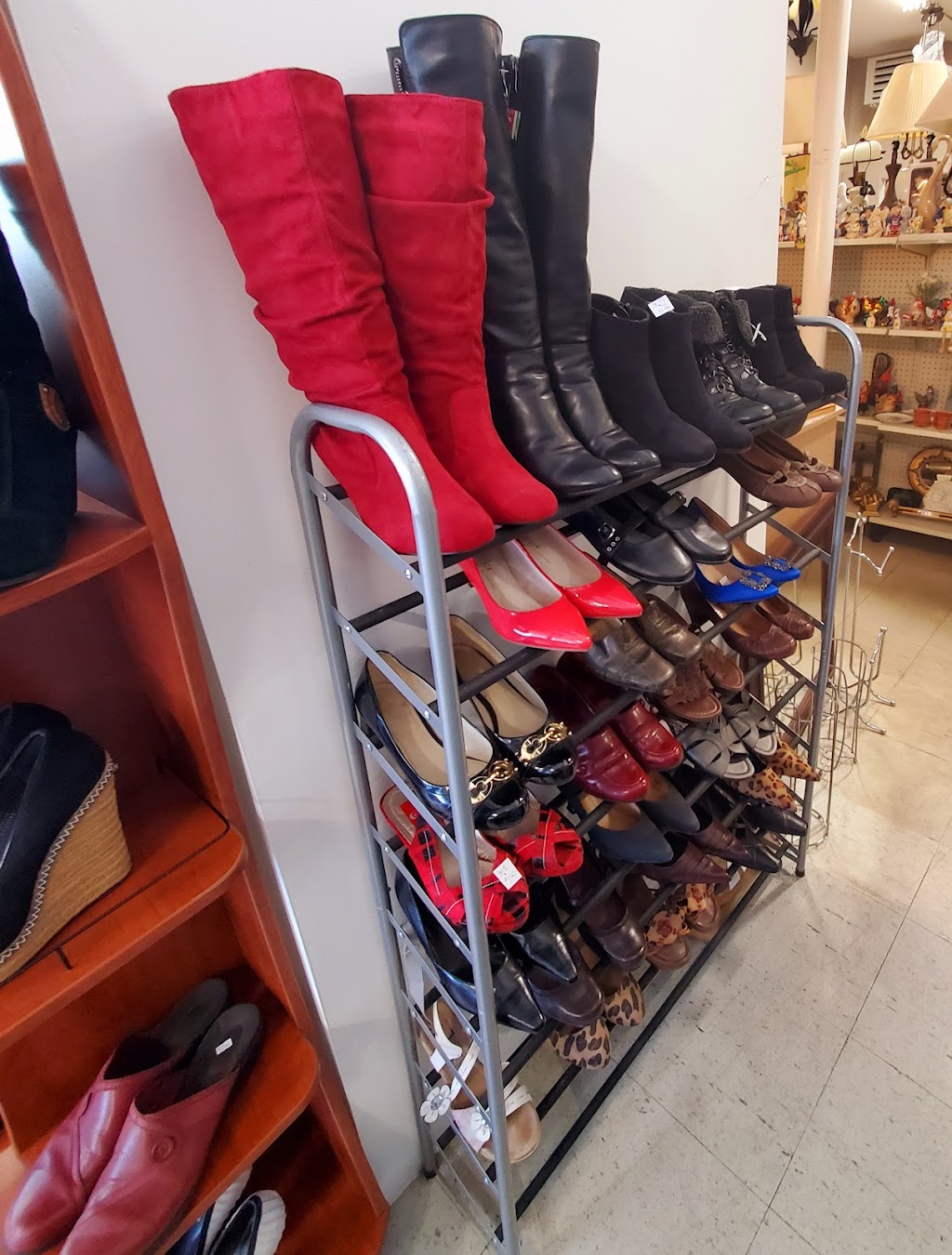 Friperie Le Depanneur | 2325 Rue Poitras, Jonquière, QC G7S 1C8, Canada | Phone: (418) 412-4566