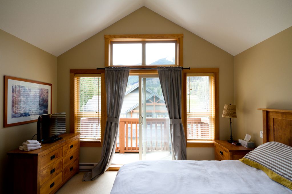 Panorama Vacation Rental - Wolf Lake | 123 Huggard Rd, Calgary, AB T3Z 2C2, Canada | Phone: (403) 970-9074