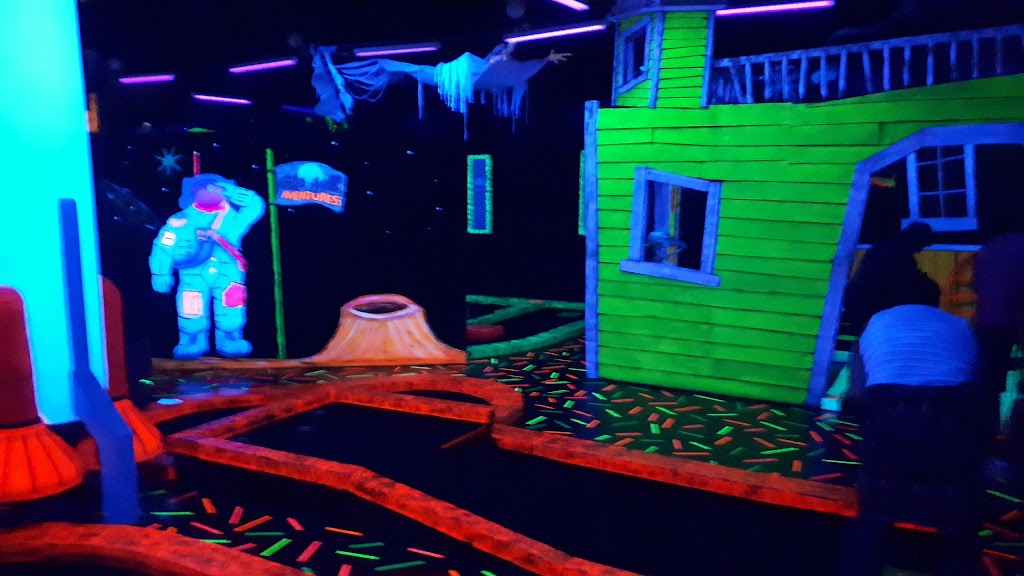 Glo Golf Aventures Mini-golf Intérieur | 73 Rue Saint-Marc, Coaticook, QC J1A 2M2, Canada | Phone: (819) 849-9979